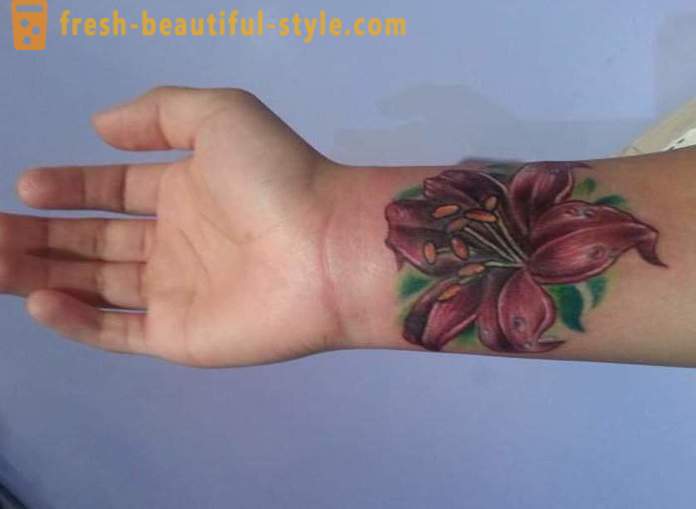 Tatuaggio fiore sul polso per le ragazze. valore