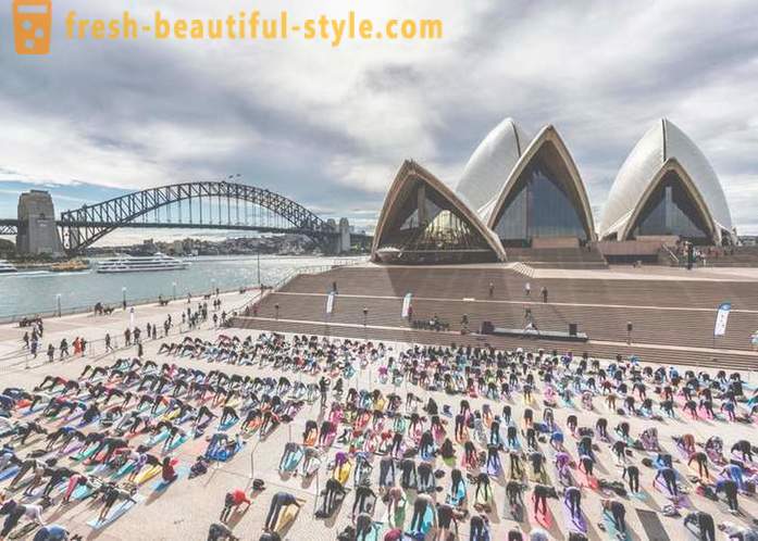 Giornata Internazionale di Yoga celebrato in tutto il mondo
