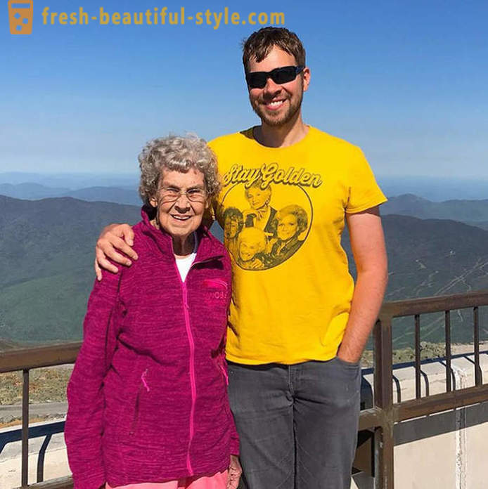 Grandson andato su un viaggio con mia nonna per farle vedere al mondo