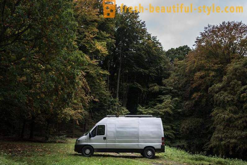 Accogliente e confortevole casa mobile di 16-year-old van