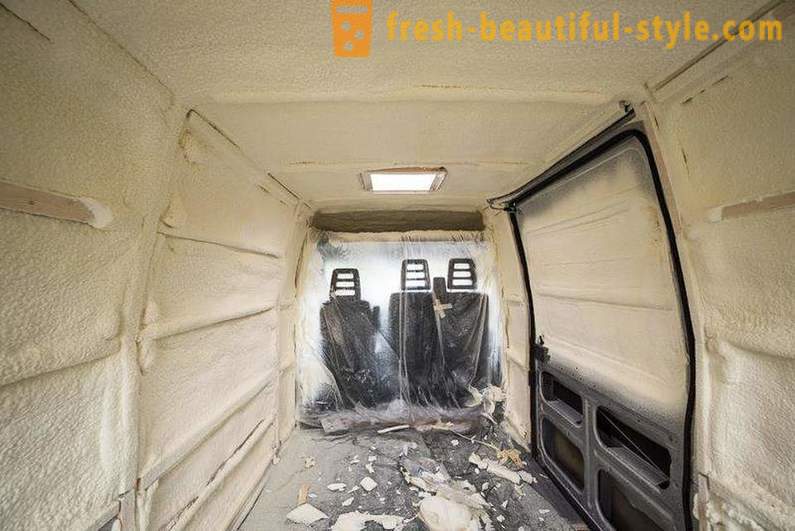 Accogliente e confortevole casa mobile di 16-year-old van