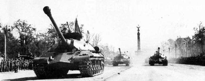 Perché l'Unione Sovietica ha sottolineato la parata a Berlino, IS-3 serbatoi