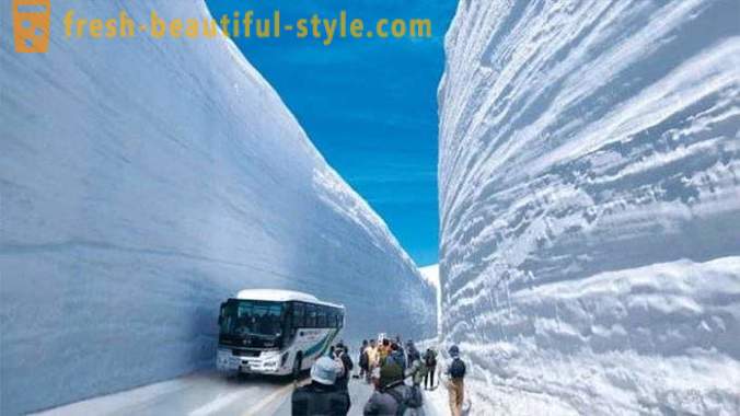 Incredibile corridoio neve in Giappone