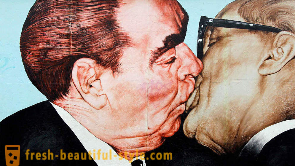 Mentre i leader mondiali hanno cercato di evitare di baciare Breznev