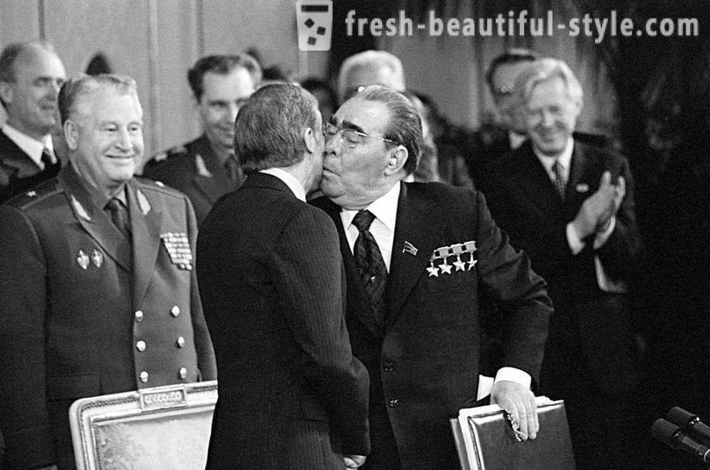 Mentre i leader mondiali hanno cercato di evitare di baciare Breznev