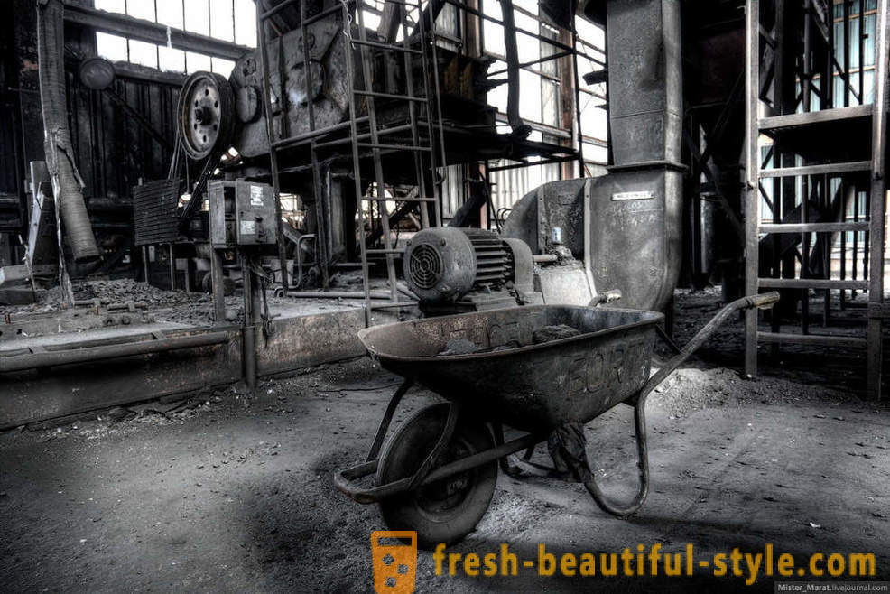 Passeggiata attraverso la fabbrica abbandonata in Belgio