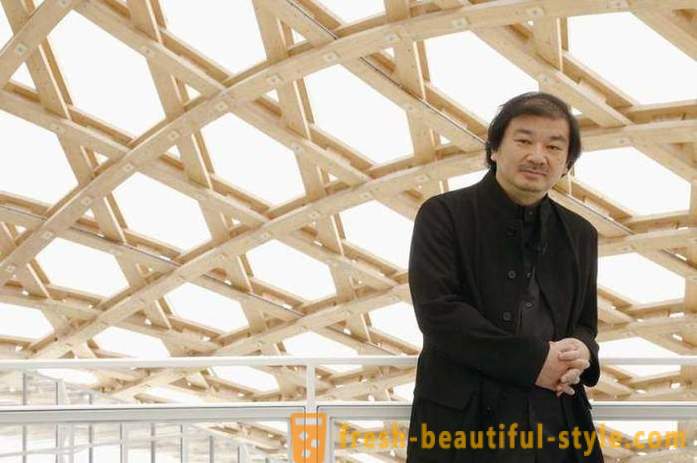 Architetto giapponese crea un castello di carta e cartone