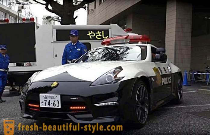 Ripide auto della polizia giapponese