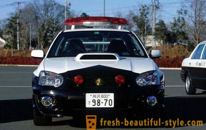 Ripide auto della polizia giapponese