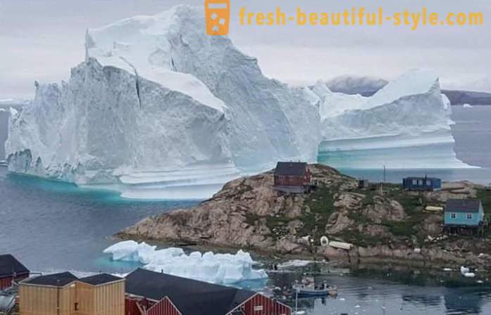 Villaggio della Groenlandia minacciata da un enorme iceberg