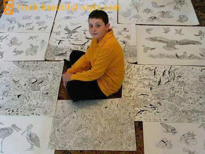 Adolescente serbo disegna ritratti stordimento degli animali per mezzo di una penna a sfera o matita