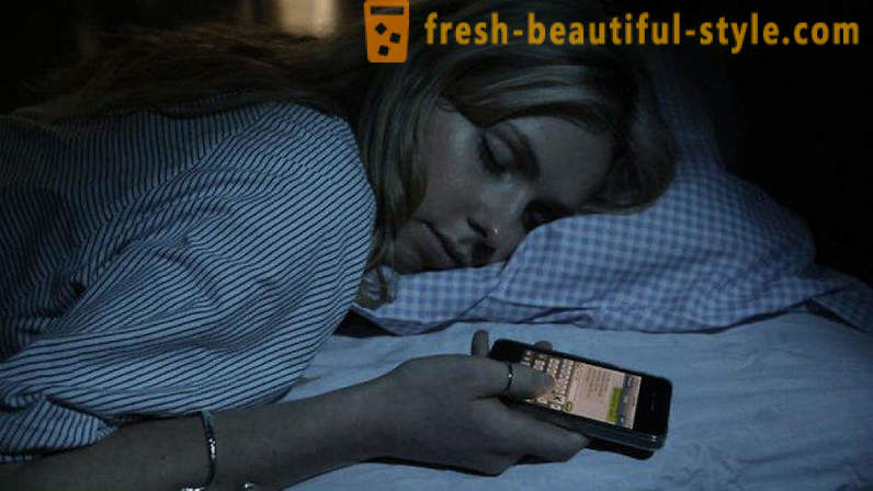 Gli scienziati hanno scoperto i motivi per cui non si può dormire con lo smartphone
