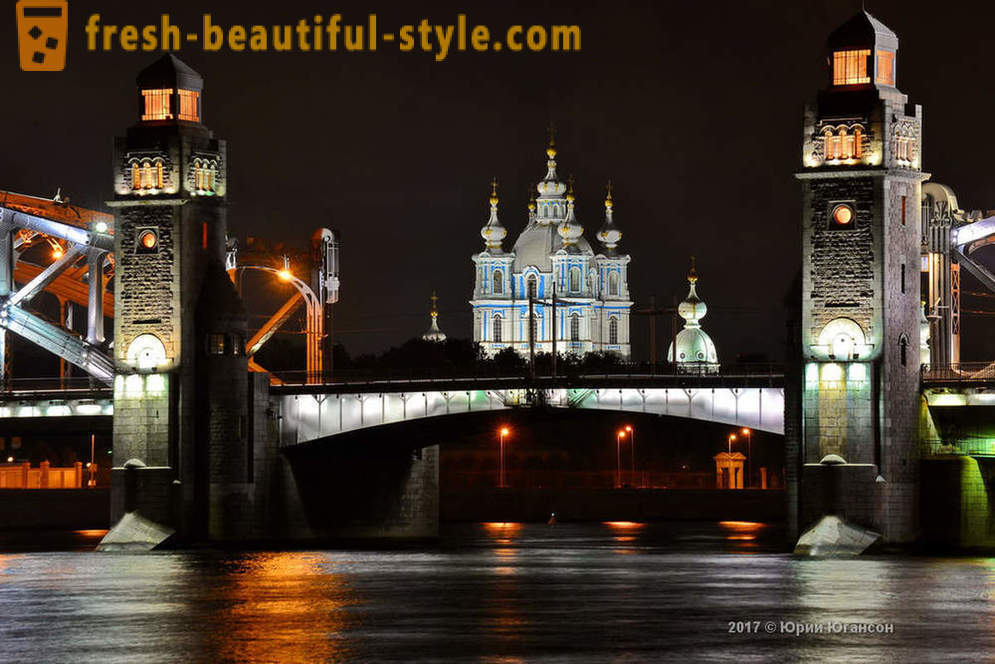Bellezza magica di ponti di San Pietroburgo