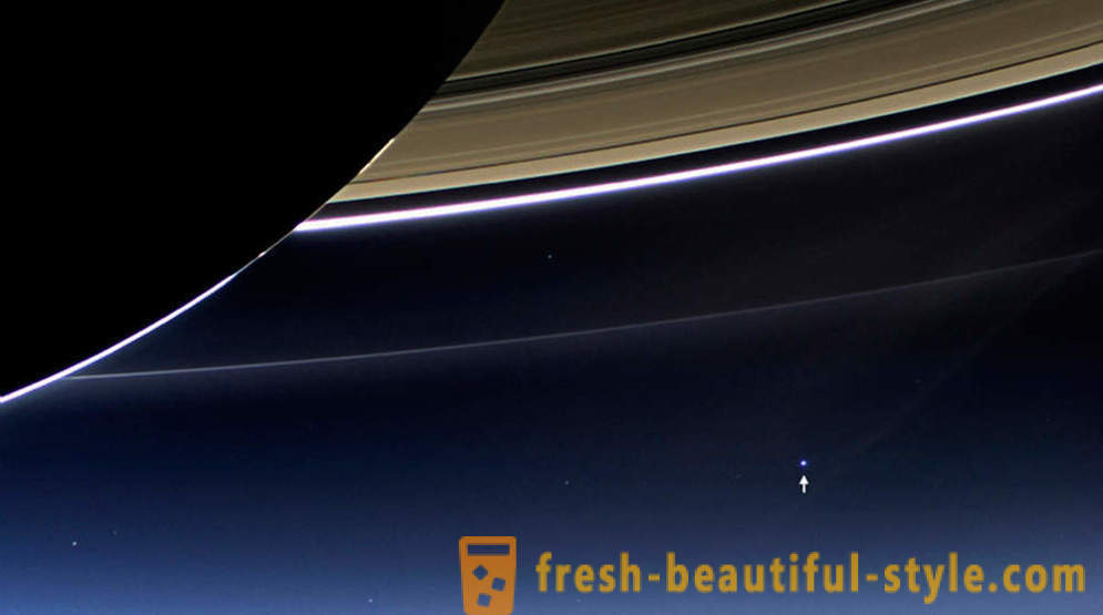Il mondo semplicemente con il dispositivo Cassini