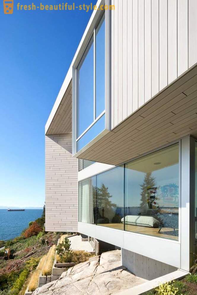 L'architettura e gli interni della casa in riva al mare a West Vancouver