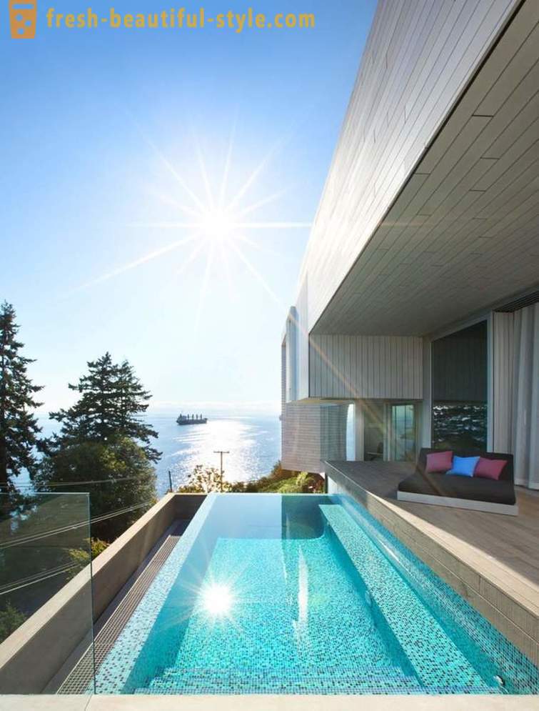 L'architettura e gli interni della casa in riva al mare a West Vancouver
