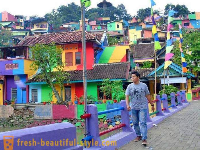 Case nel villaggio indonesiano verniciata in tutti i colori dell'arcobaleno