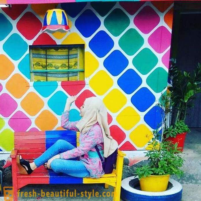Case nel villaggio indonesiano verniciata in tutti i colori dell'arcobaleno