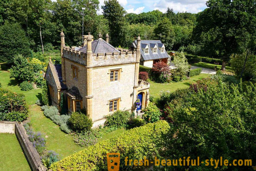 Un castello in miniatura in Warwickshire può essere acquistato per un prezzo ragionevole