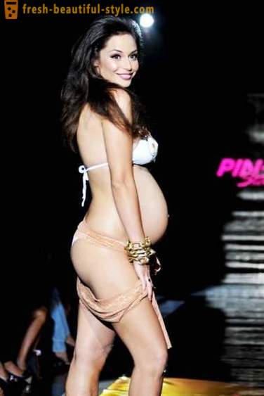 Defile in una posizione interessante: Irina Shayk e l'altro modello incinta, che con coraggio ha preso sul podio