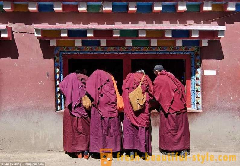 Il più grande buddhista Academy in tutto il mondo per 40.000 monaci TV vietati, ma ammessi iPhone
