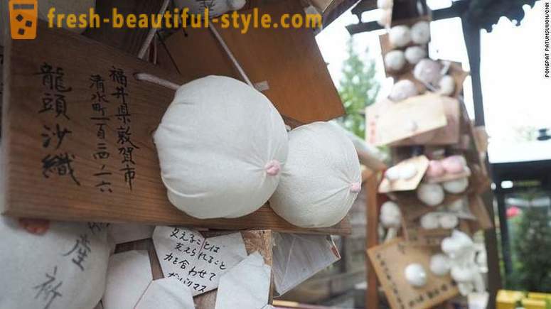 In Giappone, c'è un tempio dedicato al seno femminile, e va bene