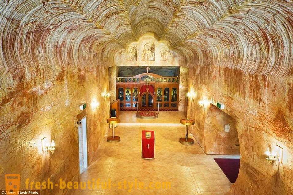 Da cappelle sotterranee a cattedrali futuriste: 15 delle chiese più insoliti del mondo