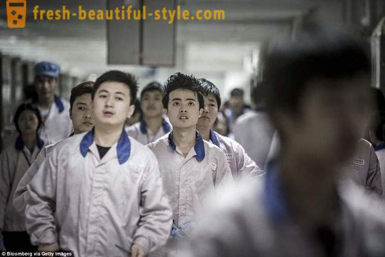 Media britannici hanno mostrato la vita quotidiana delle persone che assembla l'iPhone in Cina