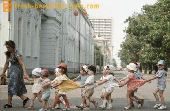 Scuola materna sovietica per una passeggiata
