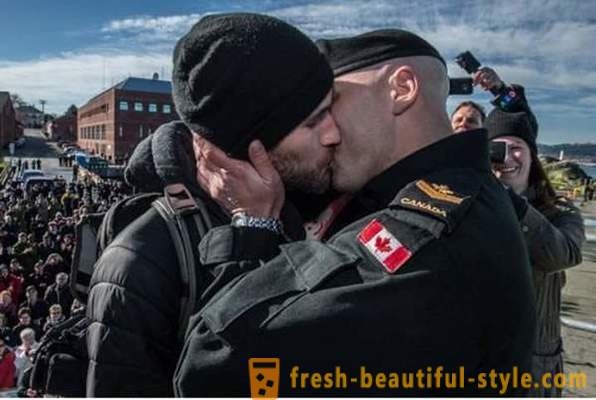 Bacio religiosa catturato sulla pellicola fotografica