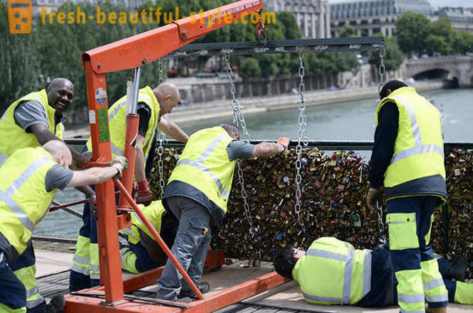 Milioni di prove d'amore rimosso dal Pont des Arts di Parigi