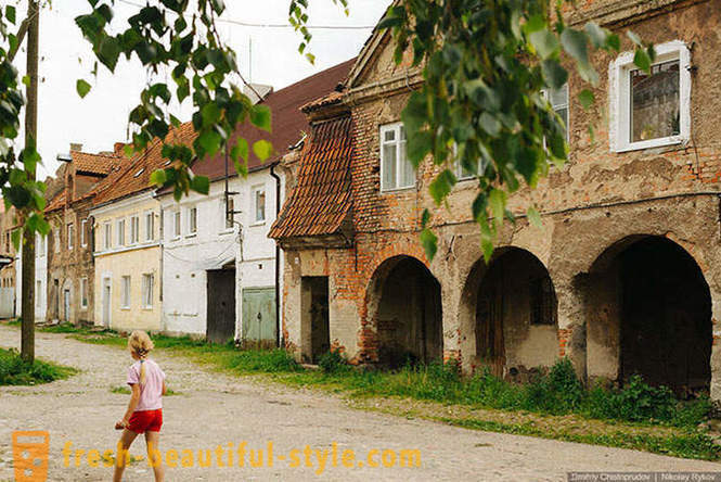 Passeggiata attraverso la vecchia città tedesca di regione di Kaliningrad