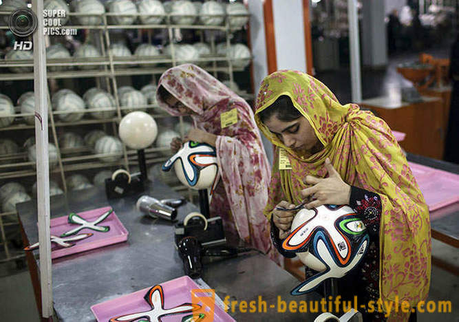 Produzione dei 2014 palloni ufficiali della Coppa del Mondo in Pakistan