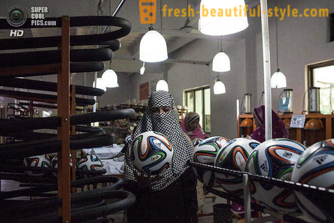 Produzione dei 2014 palloni ufficiali della Coppa del Mondo in Pakistan