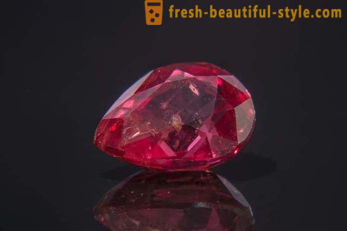 Il più costoso al mondo delle pietre: rosso diamante, rubino, smeraldo. Le gemme più rare del mondo