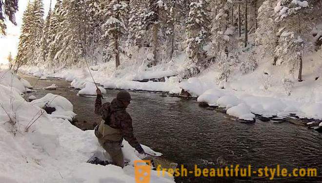 Pesca invernale sul fiume Ob a Barnaul