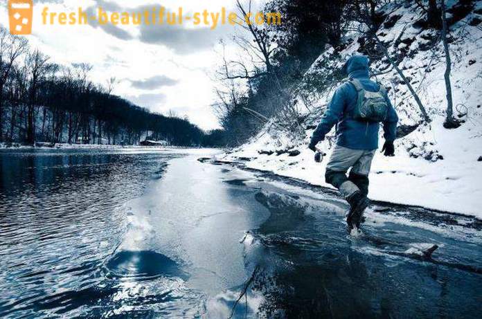 Pesca invernale sul fiume Ob a Barnaul