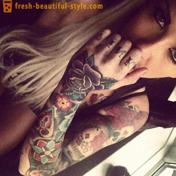 Tatuaggio delle donne sul suo braccio: espressione attraente