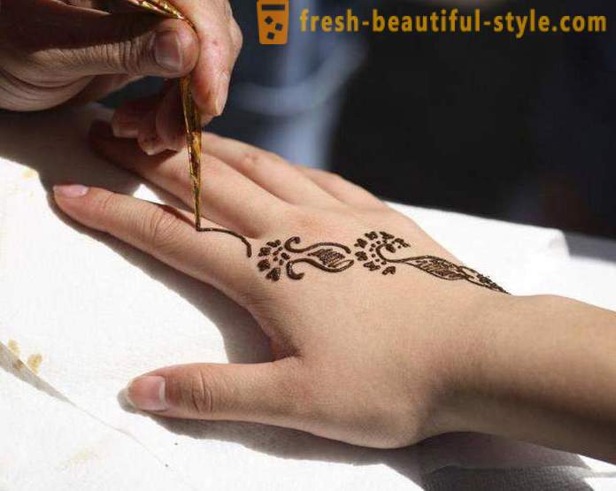 Tatuaggi temporanei per 3 mesi senza l'uso di hennè e la sua applicazione