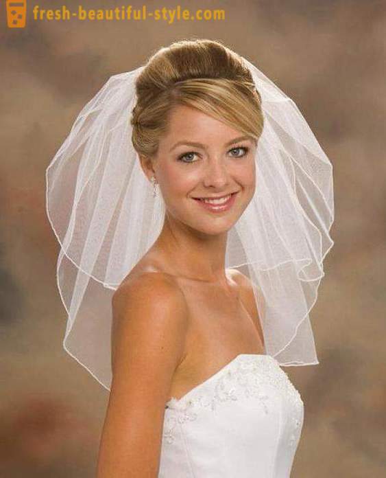 Acconciatura da sposa per capelli medio con un velo con le loro mani (foto)