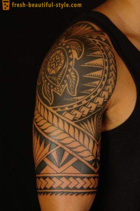 Quali sono i tatuaggi sulla spalla dell'uomo?