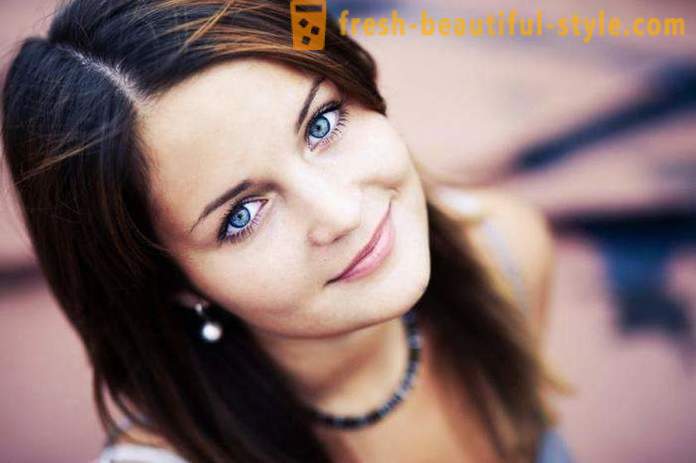 Brunette con gli occhi azzurri - una combinazione inaspettata e meravigliosa