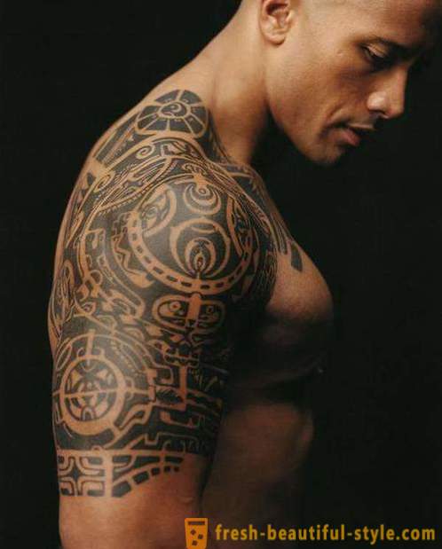Tatuaggio sul suo avambraccio - la scelta di uomini forti