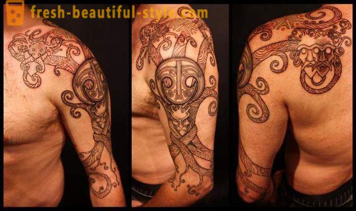 Slava maschile tatuaggio sul suo braccio